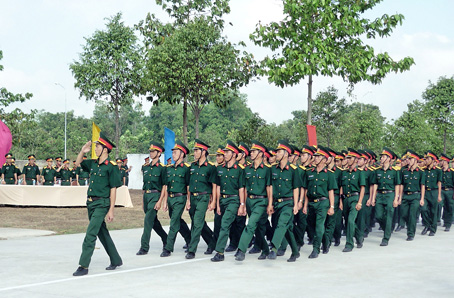 LLVT duyệt binh trong ngày ra quân huấn luyện năm 2011.