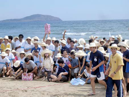 Các tour du lịch biển hút khách trong dịp Tết Dương lịch năm 2012. ẢNH: V. Lâm