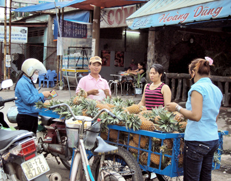 Thật lạ vì giờ đây, đàn bà con gái trở thành khách “ruột” của cánh đàn ông làm nghề chạy chợ.        Ảnh: V.Nguyên