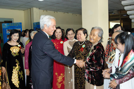 Phó bí thư thường trực Tỉnh ủy Lê Hồng Phương gặp gỡ các đại biểu tại đại hội