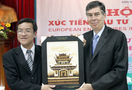 Chủ tịch UBND tỉnh Đinh Quốc Thái tặng quà lưu niệm cho ông Alain Camy, Chủ tịch Hiệp hội các Doanh nghiệp châu Âu ( EuroCharm).   