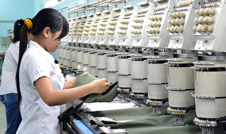 Công nhân của Tổng công ty may Đồng Nai (Donagamex) đang kiểm tra sản phẩm xuất khẩu.                