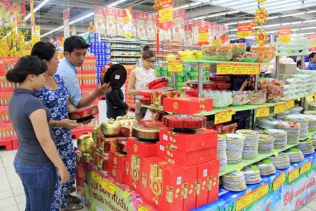 Khách đến siêu thị BigC mua sắm dịp Tết Dương lịch 2012. Ảnh: CTV