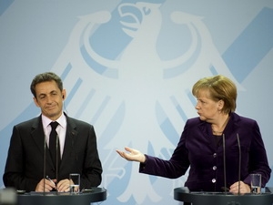 Thủ tướng Đức Merkel (phải) và Tổng thống Pháp Sarkozy tại cuộc họp báo sau cuộc hội đàm. (Ảnh: AFP/TTXVN)