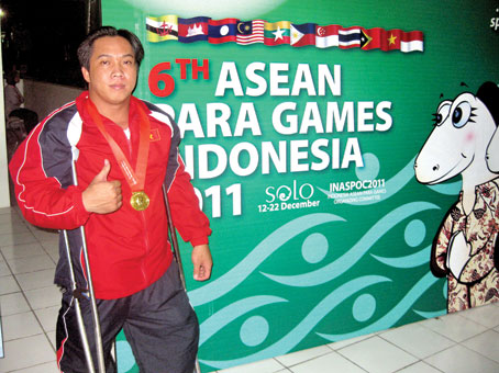 Phạm Tống Trọng với chiếc HCV tại ASEAN Para Games 6 ở Indonesia.