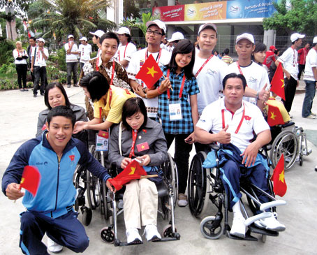 Phạm Tống Trọng cùng các tình nguyện viên ở Indonesia
