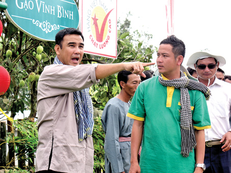 Hai anh em Quyền Linh - Quyền Lộc đang trao đổi công việc trên phim trường. Quyền Linh làm MC, Quyền Lộc làm đạo diễn chương trình Vui cùng nhà nông.