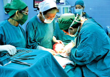 Bác sĩ Bệnh viện đa khoa Đồng Nai thực hiện những ca phẫu thuật sản phức tạp.