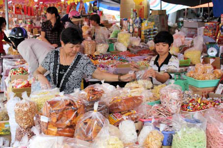 Dãy sạp bánh kẹo tăng thêm tại chợ Biên Hòa.