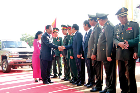 Bí thư Tỉnh ủy Trần Đình Thành cùng các lãnh đạo, tướng lĩnh hai nước  Việt Nam  và Campuchia tiếp đón Thủ tướng Hun Sen.