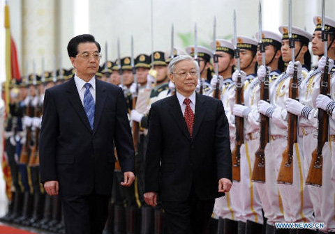 Chủ tịch Trung Quốc Hồ Cẩm Đào đón Tổng bí thư Nguyễn Phú Trọng tại Bắc Kinh (tháng 10-2011).
