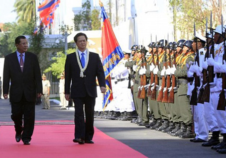 Thủ tướng Nguyễn Tấn Dũng thăm chính thức Vương quốc Campuchia (tháng 4-2011).