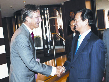 Thủ tướng Nguyễn Tấn Dũng tiếp Bộ trưởng Kinh tế, nông nghiệp và đổi mới Hà Lan  Maxime Verhagen (tháng 9-2011).