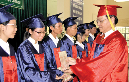 Sinh viên Trường đại học Lạc Hồng nhận bằng tốt nghiệp.