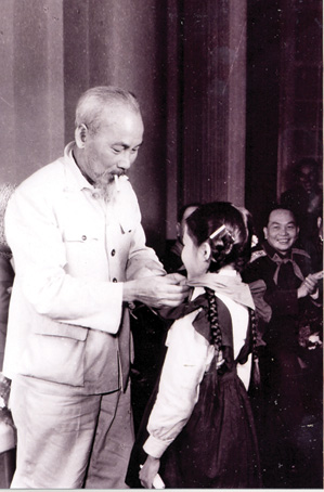 Chủ tịch Hồ Chí Minh với các cháu thiếu nhi.