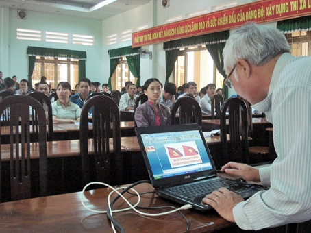 Phương pháp giảng dạy bằng giáo án điện tử đang được phổ biến ở Trung tâm BDCT TX.Long Khánh.