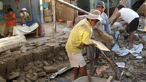Người dân thu dọn đống đổ nát sau một trận động đất 6,9 độ hồi tháng 10-2011, cũng ở Ica - Ảnh: AP