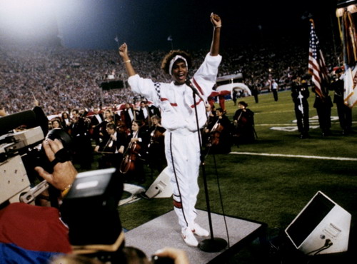 Whitney Houston tại sự kiện Super Bowl năm 1991 (Nguồn: NYD)