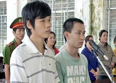 Hai đối tượng bán ma túy ở ấp Cẩm Tân (xã Xuân Tân) bị đưa ra xét xử lưu động tại UBND xã.