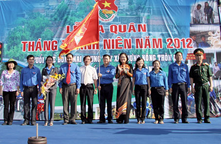 Lãnh đạo tỉnh trao cờ lệnh phát động Tháng thanh niên 2012. Ảnh: C. Nghĩa