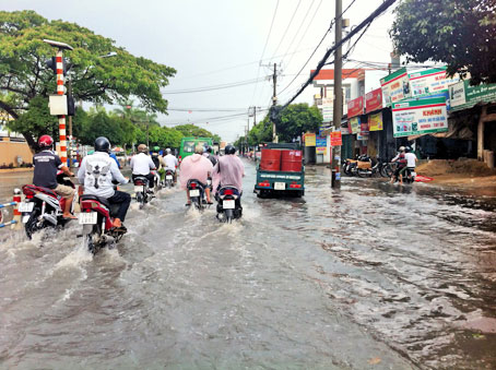 Cảnh ngập nước trên đường Nguyễn Ái Quốc.