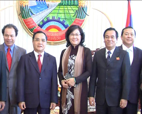 Thủ tướng Lào Thongsing Thammavong chụp hình lưu niệm với đoàn đại biểu tỉnh Đồng Nai