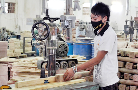 Sản xuất gỗ xuất khẩu ở Công ty Thiên Kim, huyện Trảng Bom. Ảnh: Q.K