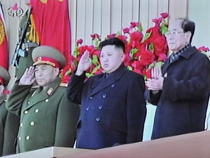 Nhà lãnh đạo Triều Tiên Kim Jong-Un (giữa). (Nguồn: AFP/TTXVN)