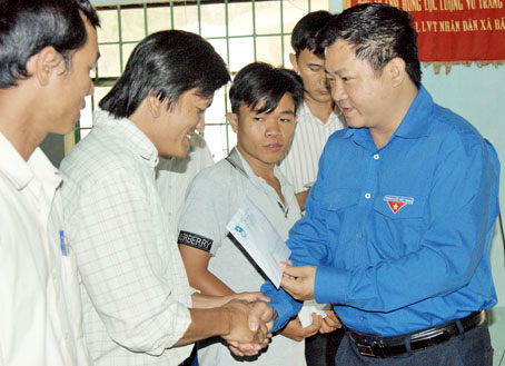 Anh Tăng Quốc Lập, Phó Bí thư Tỉnh đoàn, Chủ tịch Hội LHTN tỉnh trao vốn cho thanh niên
