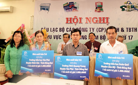 Nhà xuất bản trẻ tặng sách tham khảo cho ba thư viện trường học thuộc các xã nghèo có phong trào tổ chức hoạt động thư viện tốt. 