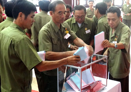 Hội viên cựu chiến binh Tổng công ty cao su Đồng Nai bỏ phiếu bầu Ban chấp hành nhiệm kỳ V. Ảnh: T. Toàn