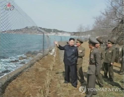 Lãnh đạo CHDCND Triều Tiên Kim Jong-un (giữa). Ảnh: Yonhap