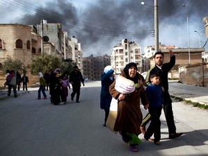 Người dân chạy khỏi khu vực giao tranh giữa quân Chính phủ và phe nổi dậy ở Syria.