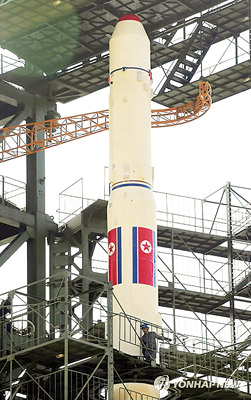 Tên lửa Unha-3 được lắp vào bệ phóng và đã được tiếp nhiên liệu