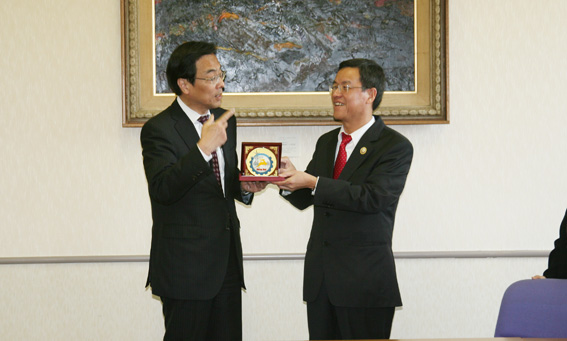 Chủ tịch UBND tỉnh Đinh Quốc Thái tặng biểu trưng Đồng Nai cho Phó Thống đốc Osaka.