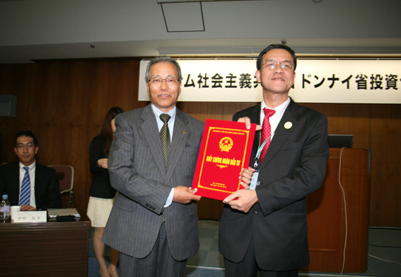 Chủ tịch UBND tỉnh Đinh Quốc Thái trao giấy chứng nhận đầu tư cho Công ty Belmont.