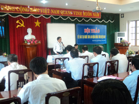 Trưởng ban Tuyên giáo Tỉnh ủy Huỳnh Văn Tới phát biểu tại hội thảo. Ảnh: N.Sơn