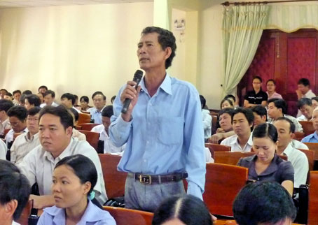Cử tri huyện Xuân Lộc phát biểu tại buổi tiếp xúc. Ảnh: T. Danh