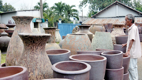Sản xuất gốm ở DN gốm Hoàn Thành, phường Bửu Hòa, TP.Biên Hòa. Ảnh: K. Giới