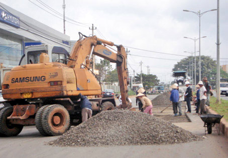 Quốc lộ 14 là tuyến giao thông dài thứ hai sau quốc lộ 1A và là tuyến giao thông huyết mạch nối liền 4 tỉnh Tây Nguyên với vùng kinh tế trọng điểm phía Nam. Nhiều năm qua, quốc lộ 14 đã xuống cấp trầm trọng, trong khi tiến độ sửa chữa, nâng cấp con đường vẫn còn chậm.