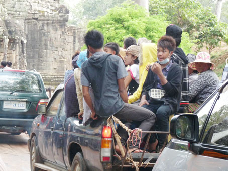 Kẹt xe trên đường vào Angkor Wat.