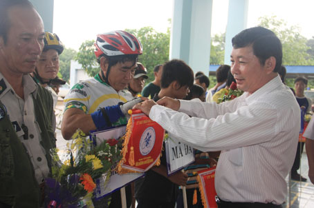 PCT UBND huyện Vĩnh Cửu Phạm Minh Phước tặng cờ lưu niệm cho các đội tham dự