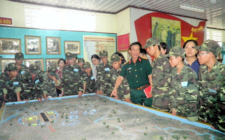 Các trại sinh tìm hiểu bản đồ trận đánh sân bay Biên Hòa.
