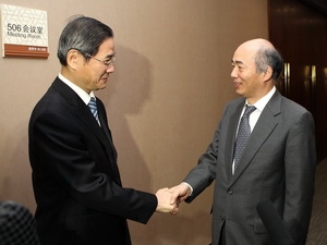Thứ trưởng Ngoại giao Trung Quốc Trương Trí Quân (trái) và người đồng cấp Nhật Bản Kenichiro Sasae.