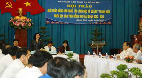 Trưởng ban Dân vận Tỉnh ủy Bùi Ngọc Thanh phát biểu tại hội thảo.  Ảnh: N.Sơn