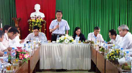 Chủ tịch UBND tỉnh Đinh Quốc Thái phát biểu tại buổi làm việc. Ảnh: H.Giang