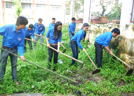 Các chiến sĩ tình nguyện về khu 3, xã Long Đức giúp dân dọn vệ sinh.