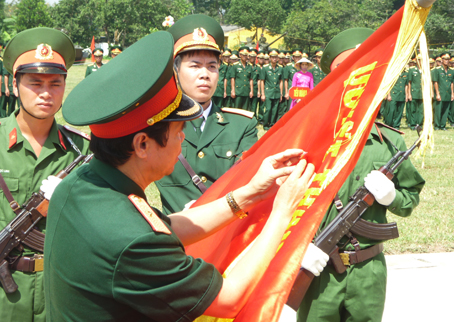 Thiếu trướng Hoàng Trung Kiên, Tư lệnh quân chủng Tăng thiết giáp (Bộ quốc Phòng) gắn huân chương Bảo vệ tổ quốc lên lá cờ truyền thống của Trường HSQ xe tăng 1.