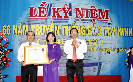 Báo Tây Ninh đón nhận Huân chương Lao động hạng ba. Ảnh: C.Nghĩa