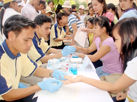 Đoàn viên thanh niên là sinh viên các trường đại học trên địa bàn tỉnh tham gia hiến máu nhân đạo.